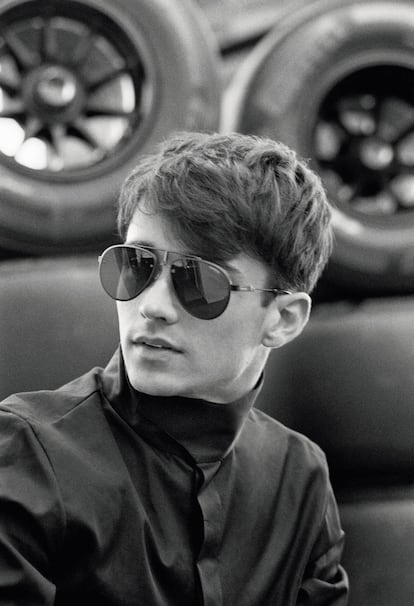 Charles Leclerc viste sobrecamisa con botones ocultos Emporio Armani  y gafas de sol Carrera.