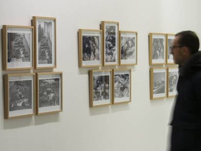 Un visitant de l'exposició de Centelles a Lleida.