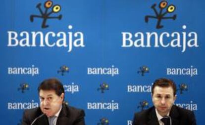 Foto de archivo de 2008 del presidente del Grupo Bancaja, Jose Luis Olivas (i), y el director general de la entidad, Aurelio Izquierdo durante la presentación de resultados del ejercicio de 2007. EFE/Archivo