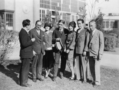 Louis B. Mayer (segundo por la izquierda) e Irving G. Thalberg (segundo por la derecha) con, entre otros, Norma Shearer, actriz y esposa de Thalberg (a su lado), en la MGM en 1930.