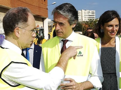 El ministro de Fomento, &Iacute;&ntilde;igo de la Serna (I), y el presidente de Adif, Juan Bravo, durante la visita a las obras de la Rambla de Prim (Barcelona).