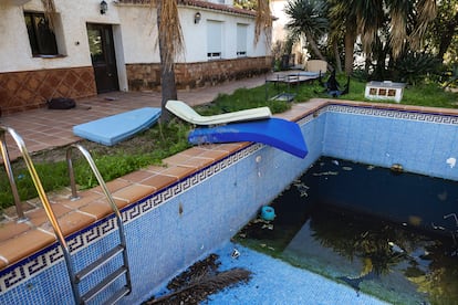 Vista del mal estado de la piscina y otros enseres tirados en el jardín de la vivienda recuperada que operaba como residencia de ancianos.