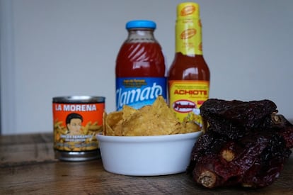 Chiles serranos, Clamato, achiote, totopos y chiles secos mexicanos. / EL COMIDISTA