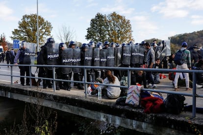 La policía antidisturbios croata hace guardia frente a los migrantes en el cruce fronterizo de Maljevac, entre Bosnia y Croacia 