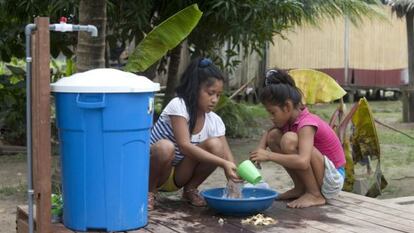 Dos niñas en Bena Gema, a las afueras de la ciudad de Pucallpa (Perú).