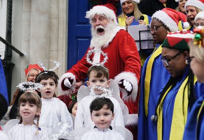 Papá Noel con un coro de niños en Dublín el pasado 11 de diciembre de 2024.