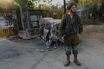 An Israeli soldier at the entrance to Kibbutz Be'eri, one of the places attacked by Hamas militants on October 7.