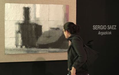 Una joven contempla una de las fotografías de Sergio Sáez expuestas en el Photomuseum.