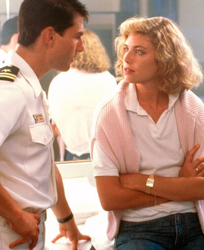 Kelly McGillis, en el papel de instructora militar de los jóvenes pilotos y dispuesta a librar la batalla del amor.