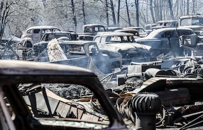 Restos calcinados de coches destruidos por el incendio Park Fire en el condado de Butte, California, el 26 de julio.