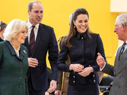 Camilla Parker-Bowles, el príncipe Guillermo, Kate Middleton y el príncipe Carlos, el martes en Loughborough (Inglaterra).