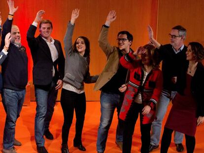 In&eacute;s Arrimadas con Albert Rivera y miembros de la candidatura de Ciudadanos.