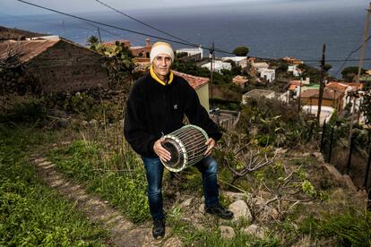 Javier Álvarez posa en El Tablado con uno de sus instrumentos artesanales. 