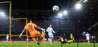 Cristiano Ronaldo marca su segundo gol, ayer en Dortmund.