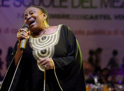 La cantante sudafricana Miriam Makeba durante su concierto en Castelvolturno, el último recital de su vida