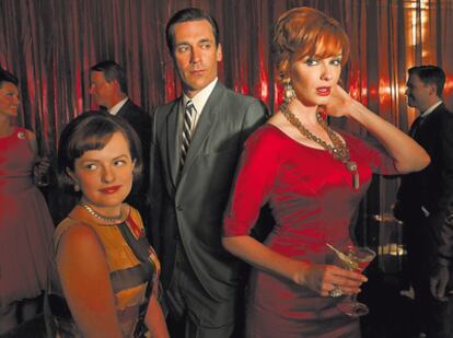 De izquierda a derecha, Elisabeth Moss, Jon Hamm y Christina Hendricks.