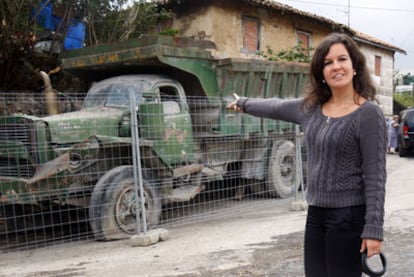 La coordinadora del Museo Minero, Haizea Uribilarrea, señala el camión que ha adquirido el centro.