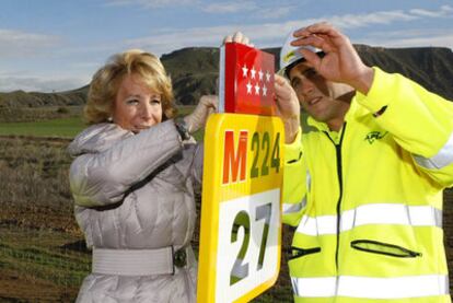 Esperanza Aguirre, durante la inauguración de la M-224, donde anunció su enfermedad.