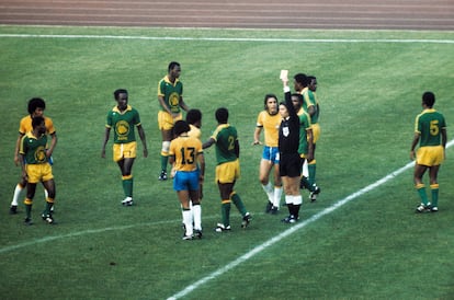 El árbitro Nicolai Rainea (Rumania) muestra la tarjeta amarilla durante la final del Mundial de Alemania 1974 entre Zaire, República Democrática del Congo y Brasil.