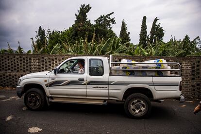 Un cultivador de plátano intenta entrar a su finca cerca de Puerto Naos, en La Palma, este miércoles.