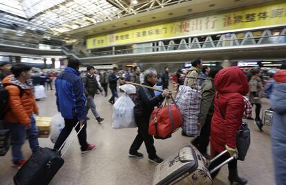 Pasajeros con equipajes en la estación de Pekín el lunes.