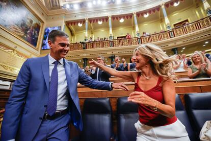 El presidente del Gobierno en funciones y diputado socialista, Pedro Sánchez (izquierda), y la ministra de Trabajo en funciones y diputada de Sumar, Yolanda Díaz, se saludan en la sesión constitutiva del Congreso, el pasado jueves 17, en Madrid.
