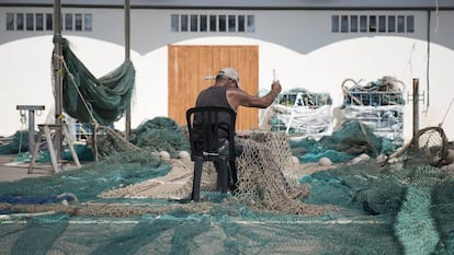 Un pescador en el Puerto de Barcelona.