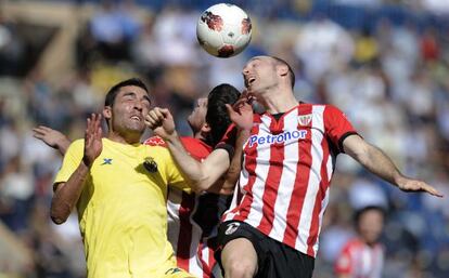 Bruno y Toquero se disputan un balón.