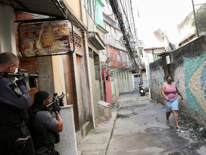 Policiais apontam suas armas durante operação na favela do Jacarezinho, no Rio de Janeiro, em 6 de maio.