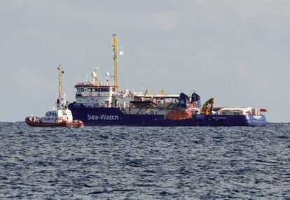 El buque de rescate Sea-Watch 3, a una milla del puerto de Siracusa, en Italia.