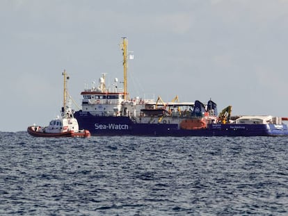 El buque de rescate Sea-Watch 3, a una milla del puerto de Siracusa, en Italia. 