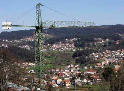 Vista general de la zona de Liñeiriños, con el barrio de Cabral en primer término y el monte al fondo.