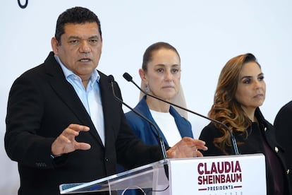 Javier May junto a Claudia Sheinbaum durante una conferencia de prensa en Ciudad de México, en agosto de 2024. 