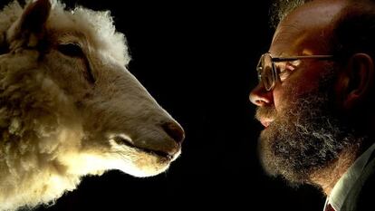 O cientista Ian Wilmut e a ovelha Dolly.