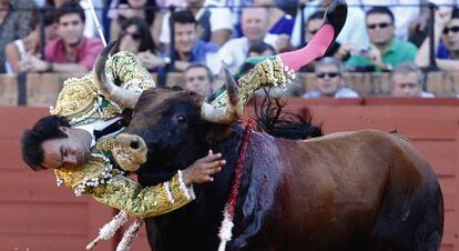 El Cid dio una voltereta en la lidia de su primer toro en Sevilla.