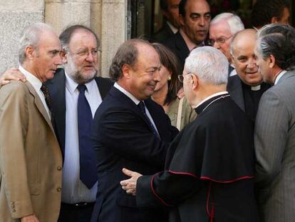 Javier Díez de Polanco, consejero delegado de Sogecable, recibe condolencias a las puertas de la capilla ardiente.