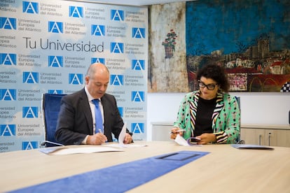 Firma del acuerdo entre el Colegio de Periodistas de Cantabria y la Universidad Europea del Atlántico, el pasado junio.