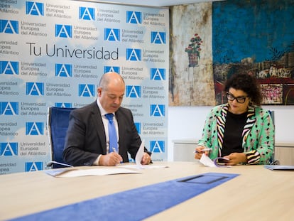 Firma del acuerdo entre el Colegio de Periodistas de Cantabria y la Universidad Europea del Atlántico, el pasado junio.