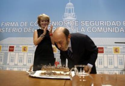 Rubalcaba y Esperanza Aguirre, tras la firma de varios convenios para mejorar la seguridad en Madrid