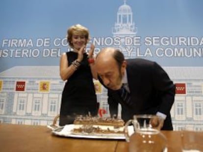 Rubalcaba y Esperanza Aguirre, tras la firma de varios convenios para mejorar la seguridad en Madrid