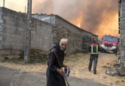 Una vecina del pueblo de Requías en donde ha sido necesario decretar medidas preventivas por cercanía del fuego a casas, el 6 de septiembre.