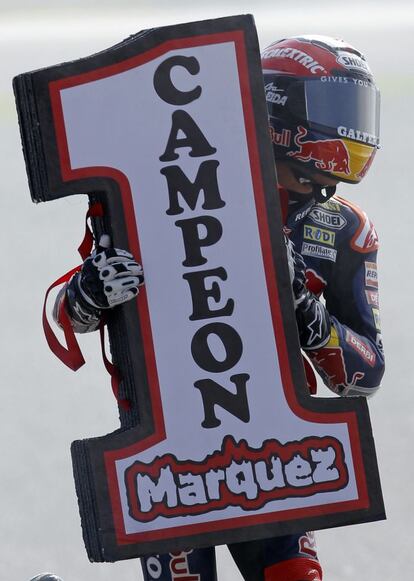 Marc Márquez celebra el título de Moto3 que consiguió en 2010