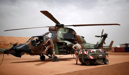 Dos soldados franceses, en un helicóptero en Gao, Malí, el pasado agosto.