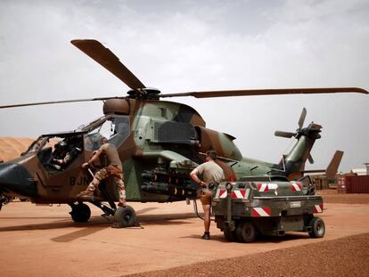 Dos soldados franceses, en un helicóptero en Gao, Malí, el pasado agosto.