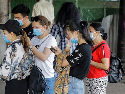 Turistas chineses usam máscaras de proteção em Colombo, no Sri Lanka.