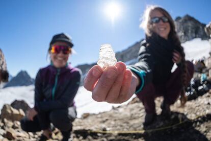 Una investigadora sostiene un trozo de cristal de roca en un glaciar suizo, el pasado septiembre.