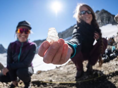 Una investigadora sostiene un trozo de cristal de roca en un glaciar suizo, el pasado septiembre.