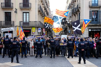 Un grupo de manifestantes independentistas convocados por la ANC protestan en la Plaza de Sant Jaume de Barcelona contra la visita institucional que el presidente del Gobierno, Pedro Snchez, realiza este jueves al presidente de la Generalitat, Pere Aragons.