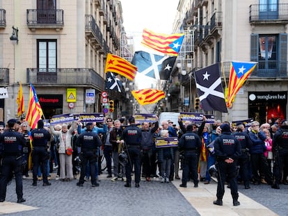 Un grupo de manifestantes independentistas convocados por la ANC protestan en la Plaza de Sant Jaume de Barcelona contra la visita institucional que el presidente del Gobierno, Pedro Sánchez, realiza este jueves al presidente de la Generalitat, Pere Aragonès.