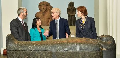 Autoridades de La Caixa y el British Museum durante la visita al museo brit&aacute;nico este martes en Londres.